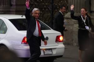 Auto en el que llegó AMLO a debate tiene tres infracciones sin pagar