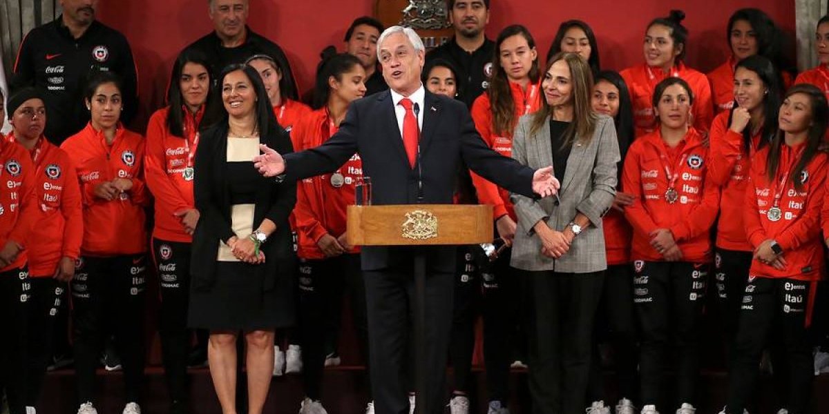 Presidente confunde a histórico del Ballet Azul con modisto nacional — Piñericosas