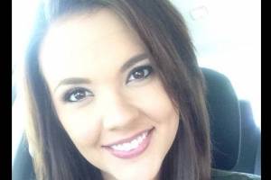 La trágica muerte de una madre de 28 años que falleció aplastada luego de que su pequeño hijo pusiera accidentalmente el auto en marcha