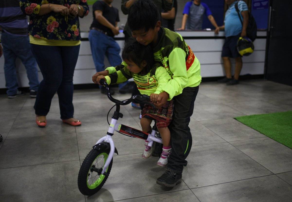 Su hermanita Jenny también recibió su bicicleta