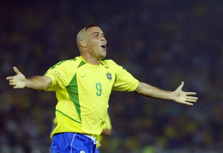 Ronaldo Nazario, festeja una anotación