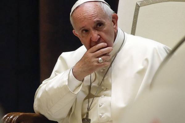 ¿Otra vez? Una nueva modelo asegura que recibió like de la cuenta del papa Francisco en Instagram