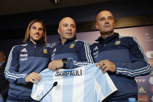 Tapia confiesa que fueron a por Guardiola para que dirigiera a Argentina Tapia confiesa que fueron a por Guardiola para que dirigiera a Argentina
