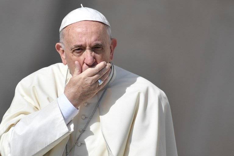 Papa Francisco haciendo un gesto