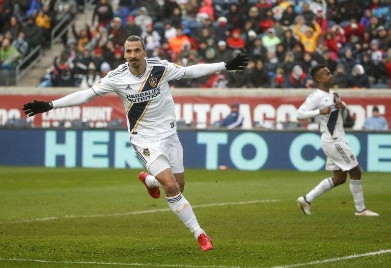 Ibrahimovic celebra uno de sus goles con el Galaxy
