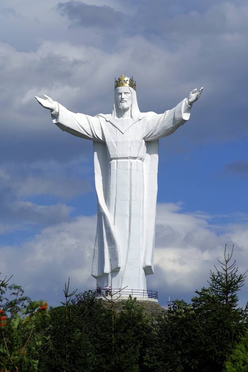 Estatua de Jesucristo en Polonia le da señal a aldeas cercanas. Señal de Wi-Fi. Estatua de Jesucristo en Polonia le da señal a aldeas cercanas. Señal de Wi-Fi.