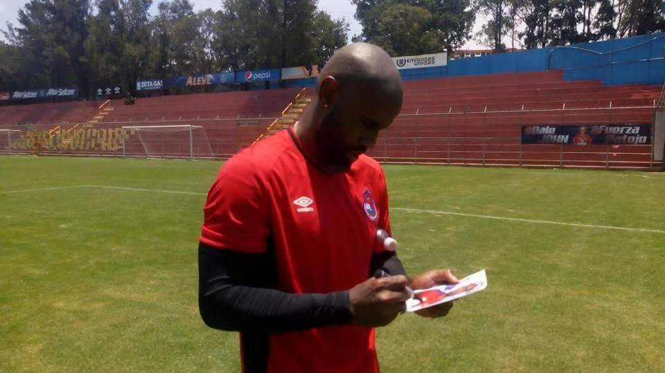 Baloy firma una foto suya
