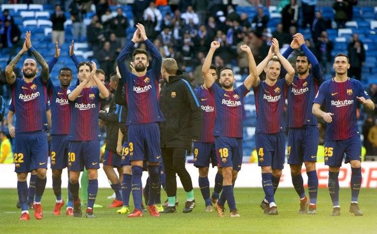 Los jugadores azulgranas saludan a su afición
