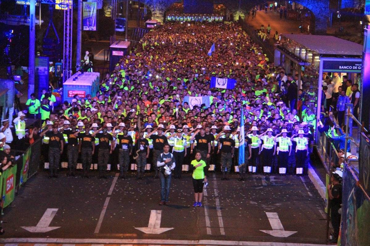 Los corredores cantan el himno nacional antes de iniciar la carrera