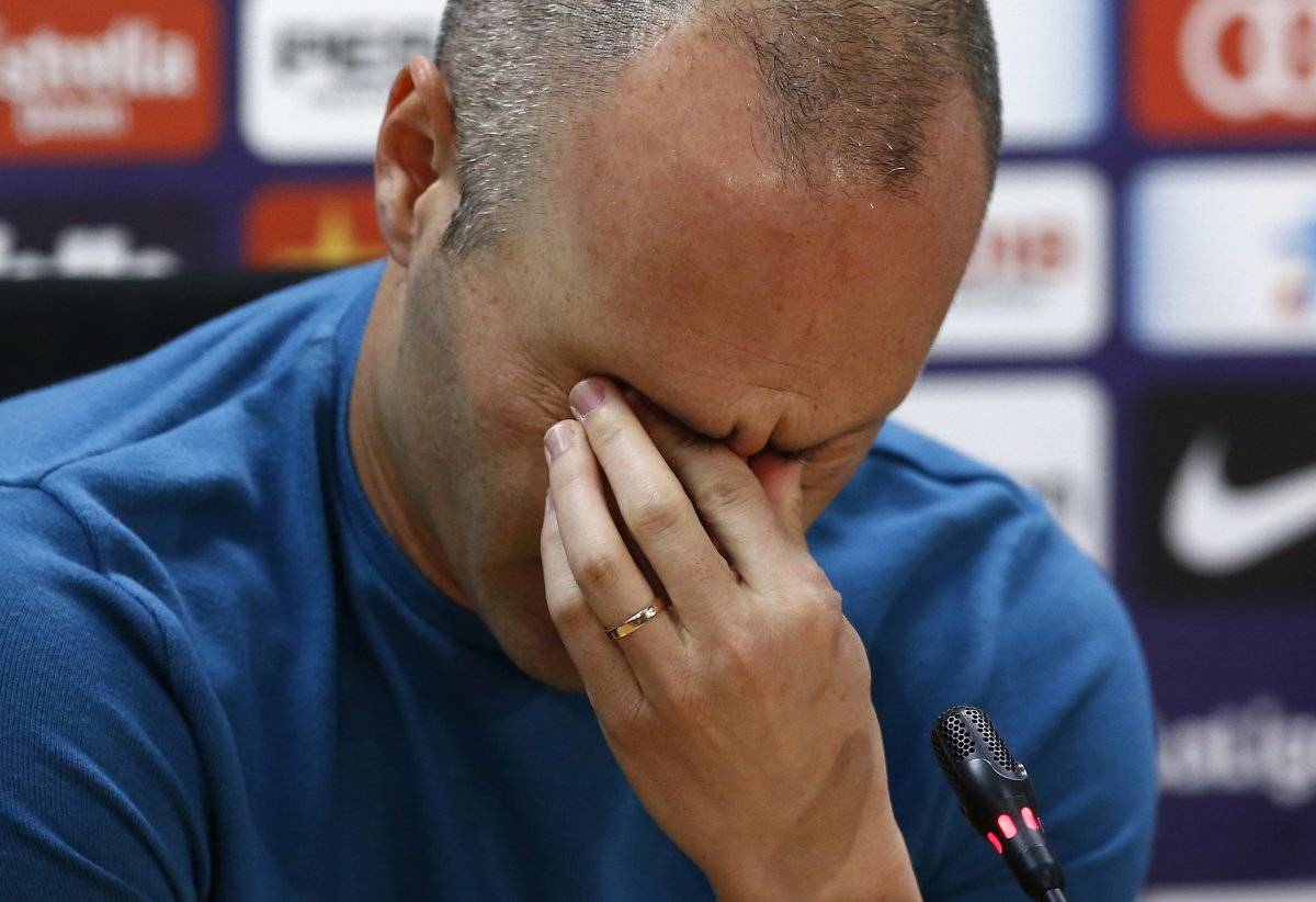 Iniesta se despidió entre lágrimas / imagen: AP