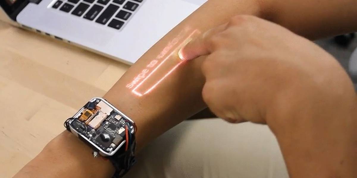 El LumiWatch es un smartwatch con proyector que convierte el brazo en una pantalla táctil
