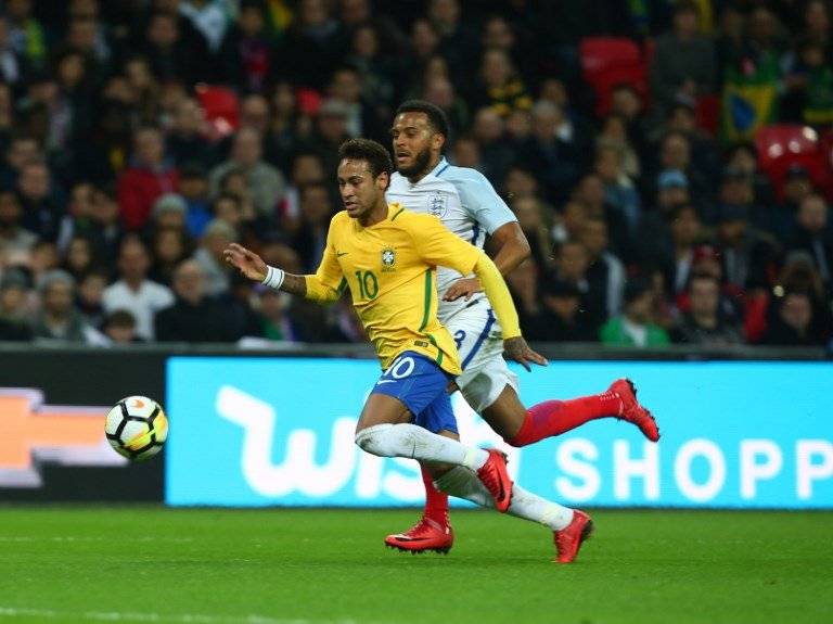 Neymar en un partido de Brasil ante Inglaterra