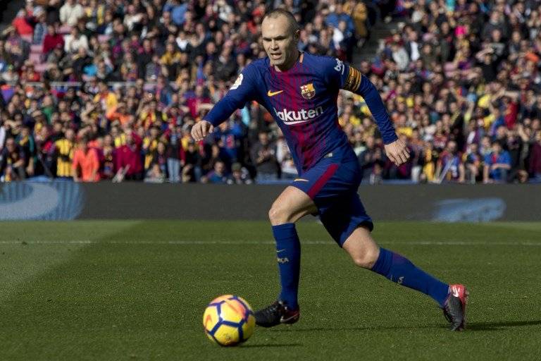 Iniesta conduce el balón