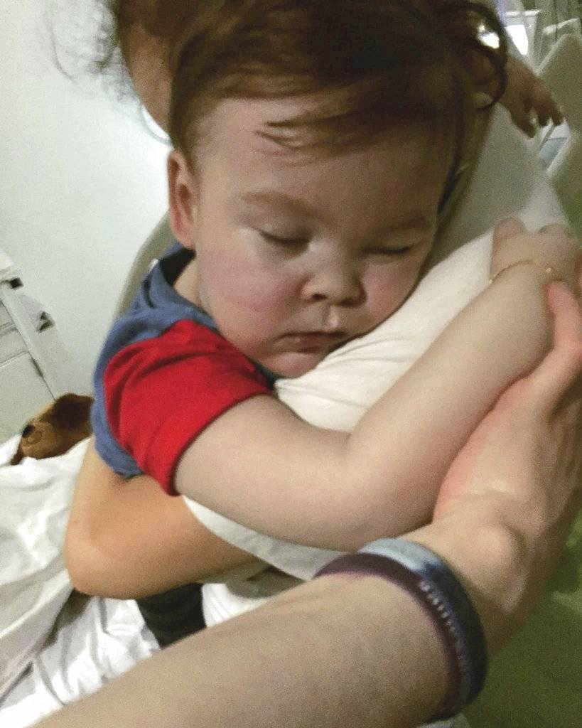 Alfie Evans abraza a su madre Kate James en el Hospital Alder Hey, Liverpool, Inglaterra.