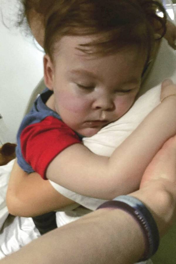 Alfie Evans abraza a su madre Kate James en el Hospital Alder Hey, Liverpool, Inglaterra.