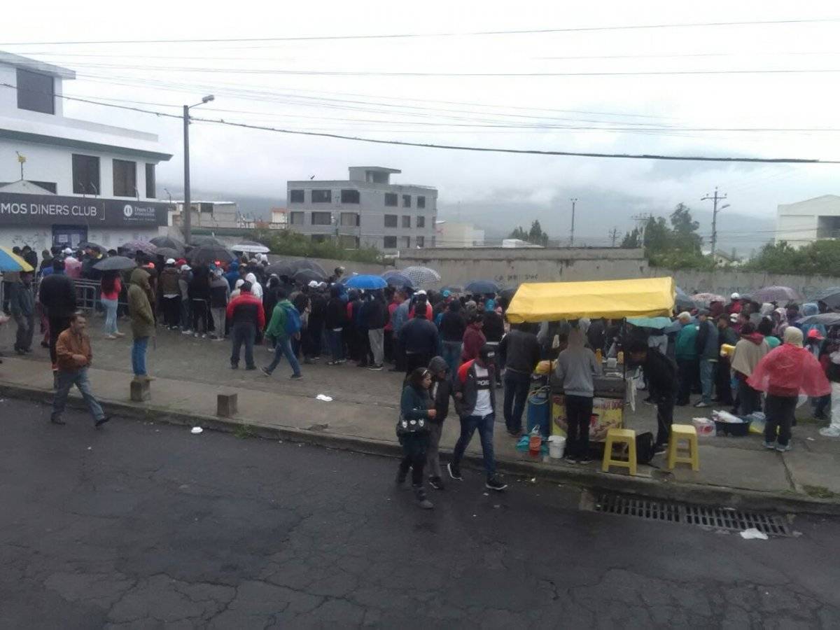 Liga de Quito vs Barcelona Sc: larga fila para adquirir tu entrada