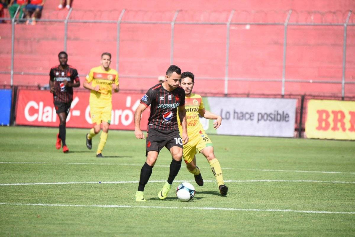 Pappa domina el balón ante la marca de un rival