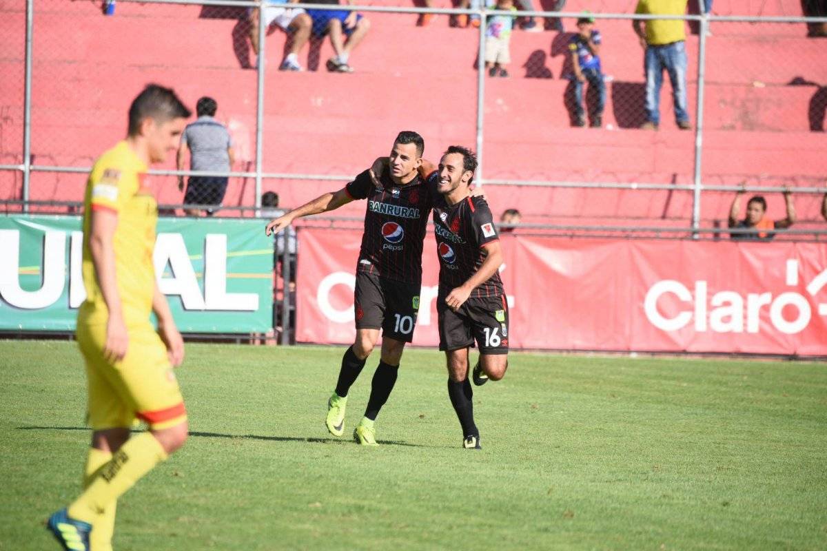 Pappa y Puerari celebran la anotación del charrúa