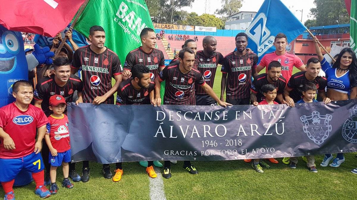 La manta de Municipal dedicada a Arzú