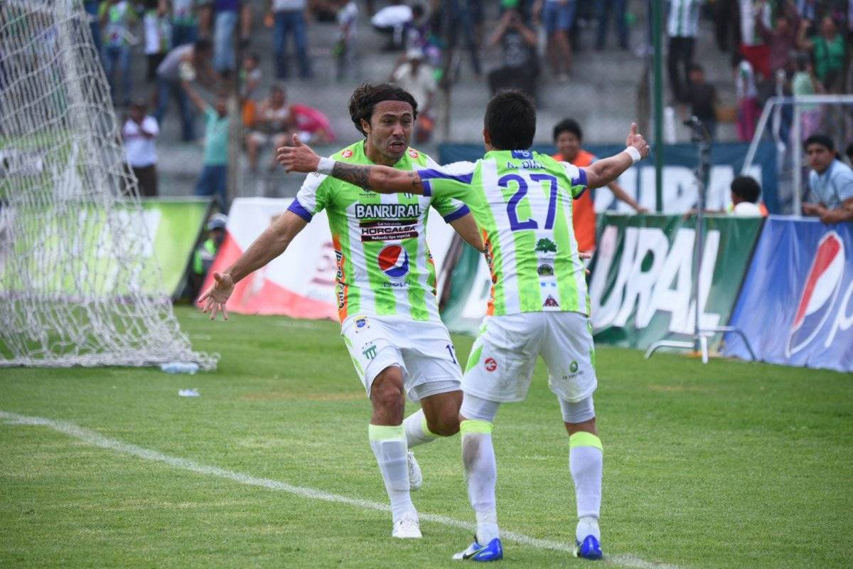 Tin Herrera celebra su gol con Alejandro Díaz