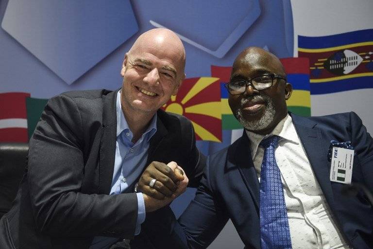Infantino junto al presidente de la Federación Nigeriana de Futbol
