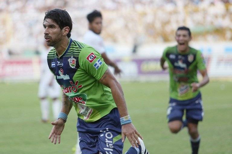 Sebastián Abreu celebra un gol con Santa Tecla