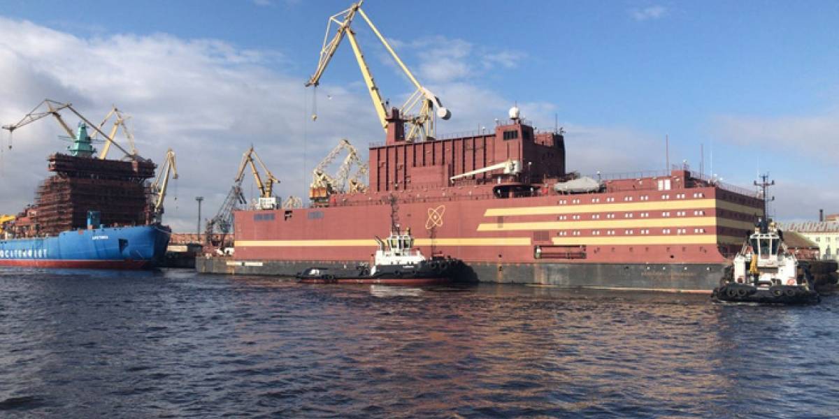 Ya zarpó la primera planta flotante de energía nuclear del mundo