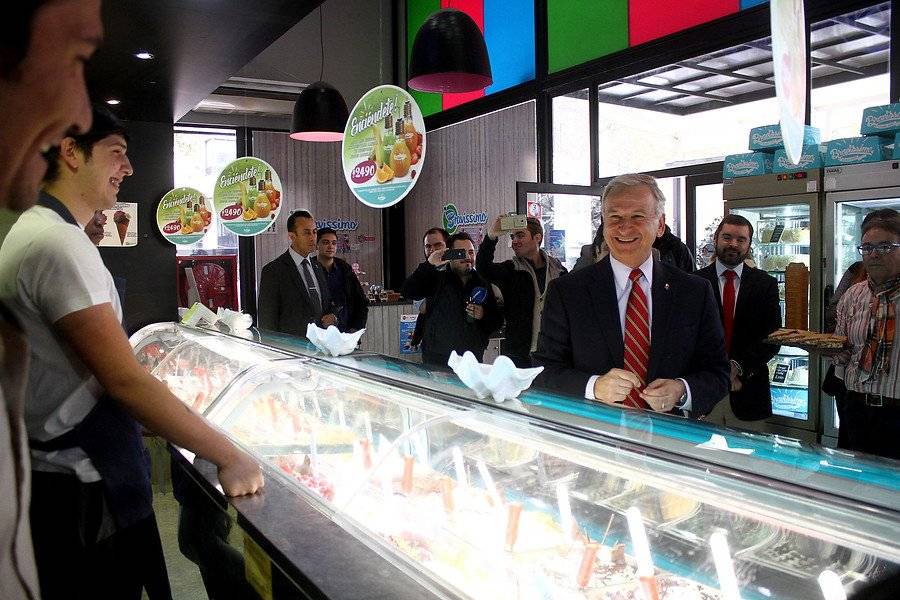Ministro Larraín ponderó cifras de empleo