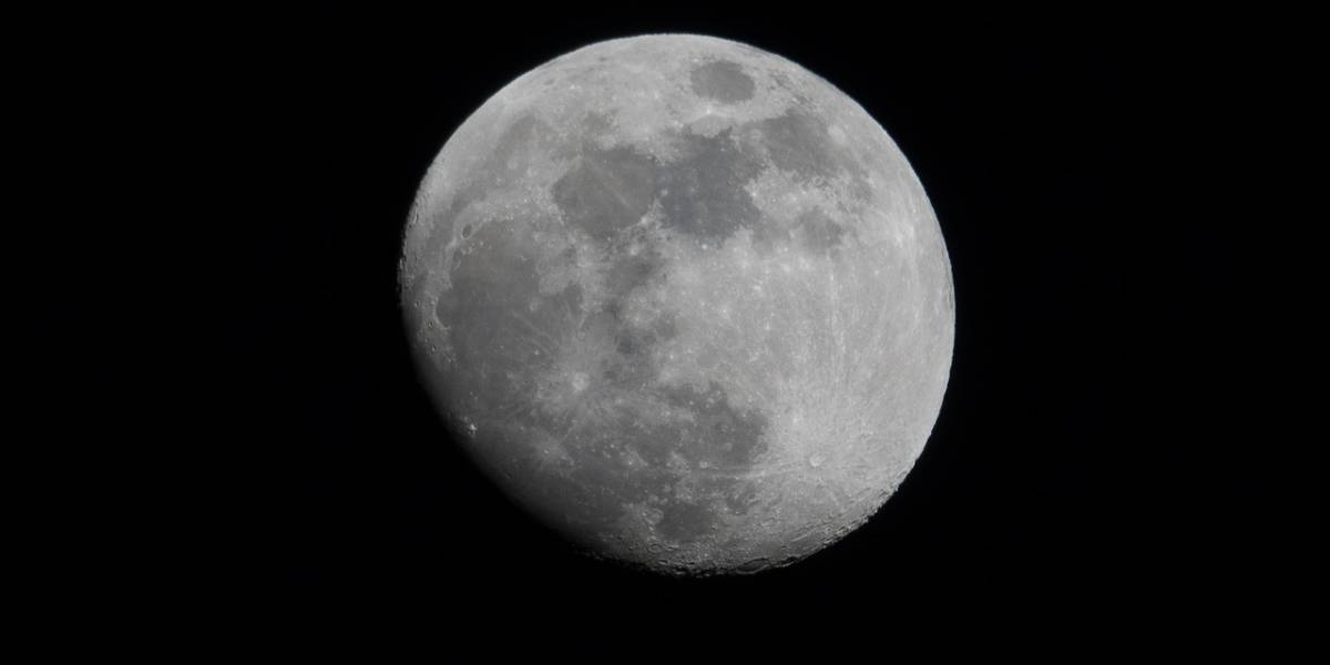 Astrónomo amateur capta objetos misteriosos sobrevolando la Luna