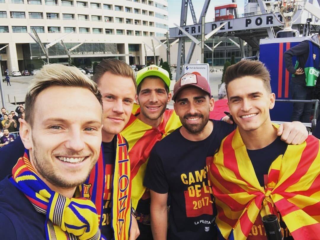 Rakitic celebra con sus compañeros
