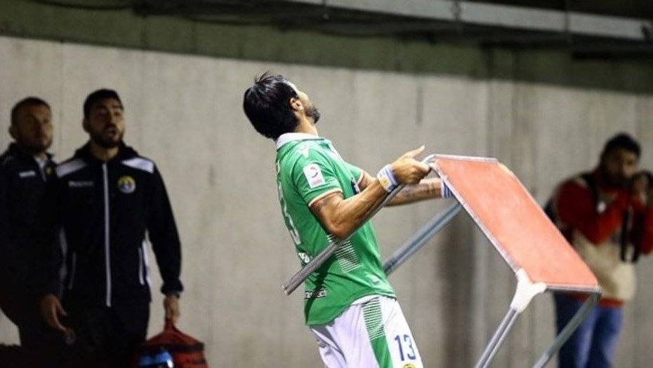 Momento en que Abreu lanza la mesa a las gradas