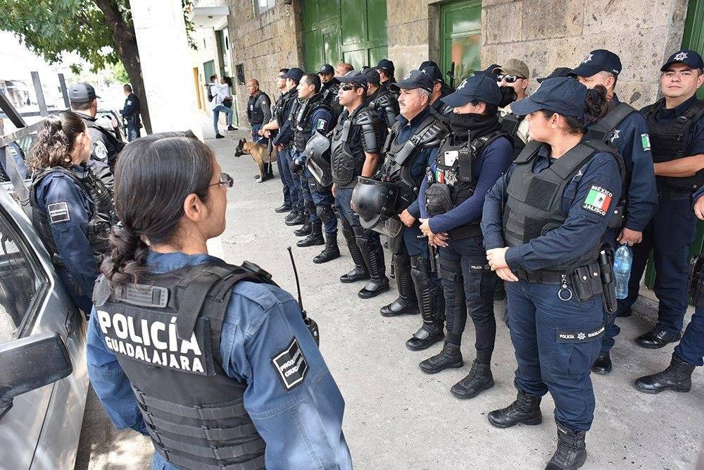 Militares y policías realizan operativo en la 5 de Febrero