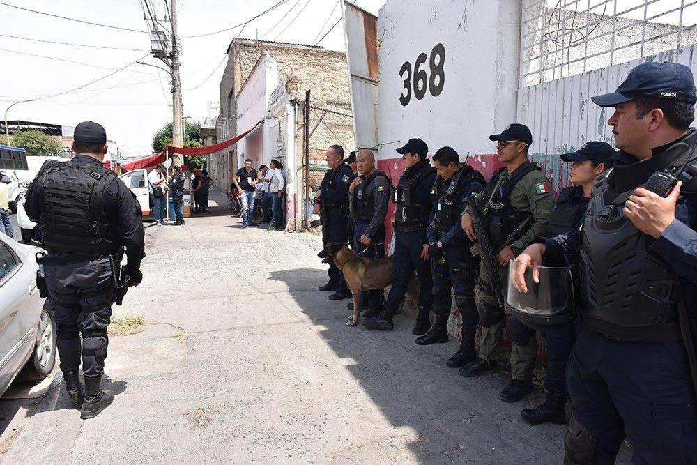 Militares y policías realizan operativo en la 5 de Febrero