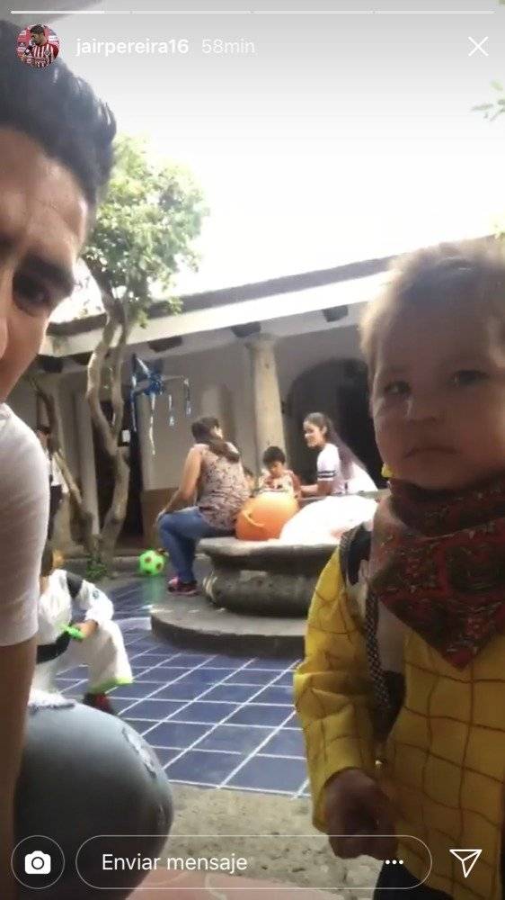 Jugadores de Chivas llevan juguetes a casa hogar