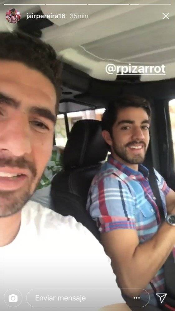 Jugadores de Chivas llevan juguetes a casa hogar