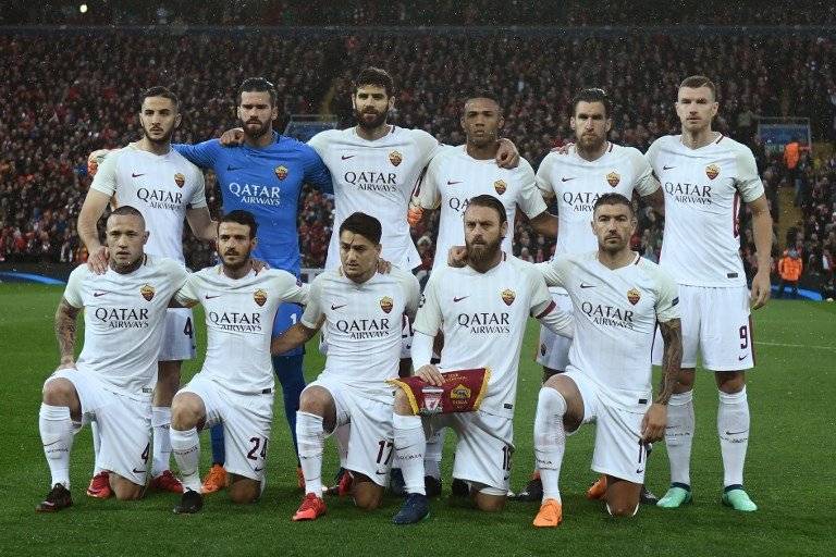 Jugadores de la Roma antes del juego ante el Liverpool