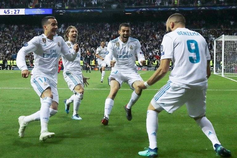 Karim Benzema celebra uno de sus goles contra el Bayern