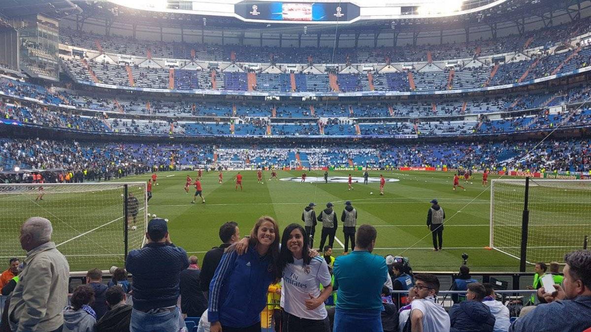 Ana Lucía junto a una su compañera de equipo.