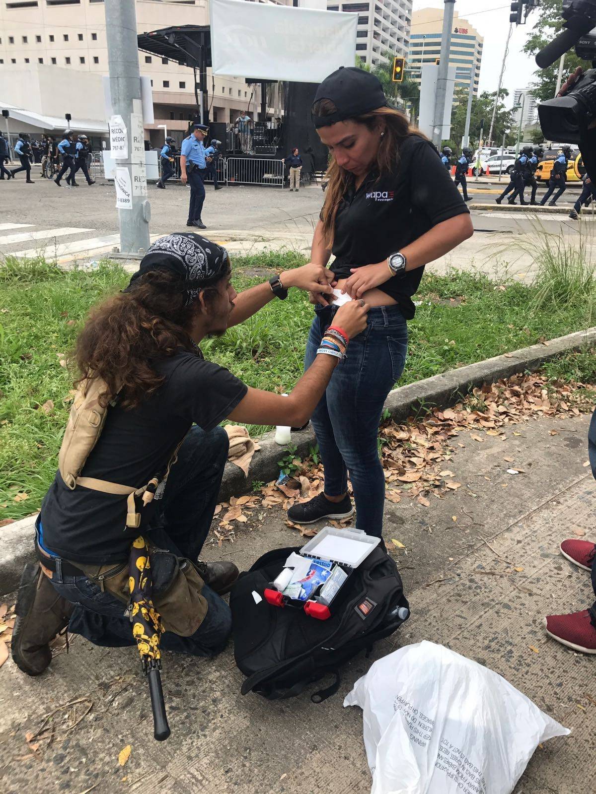 Manifestante ayuda a reportera herida en medio de protesta