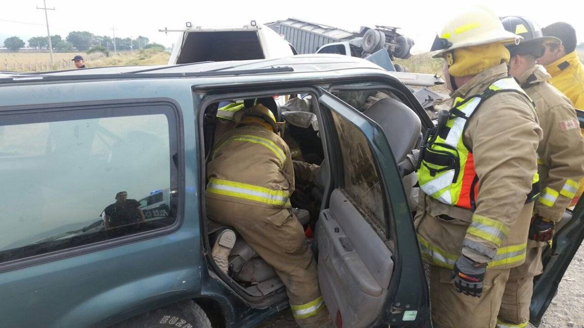 Dos muertos y siete heridos en choque de camioneta con tráiler