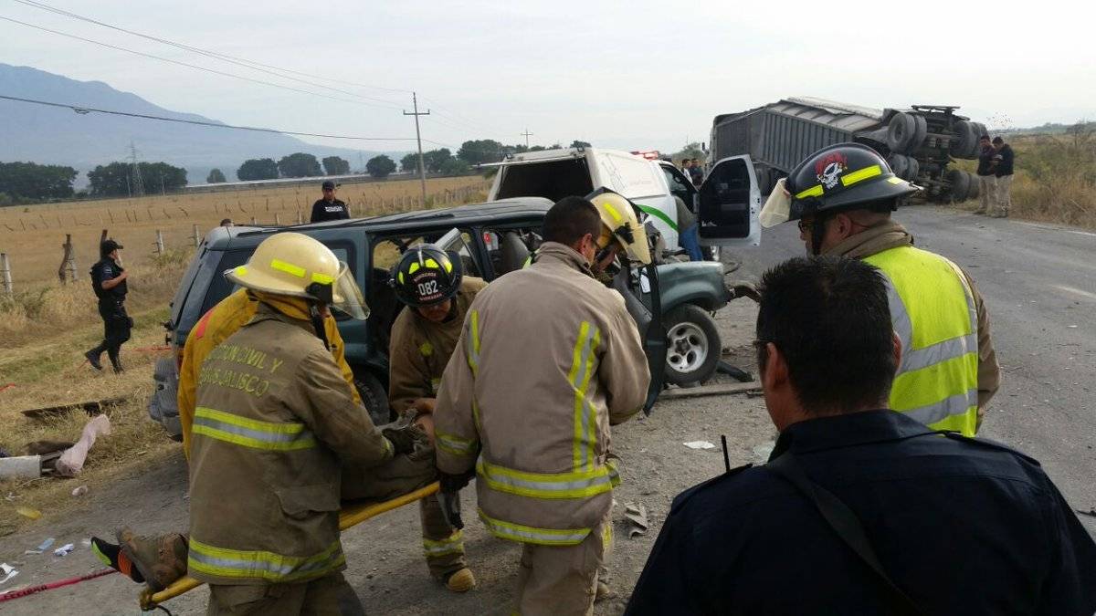 Dos muertos y siete heridos en choque de camioneta con tráiler
