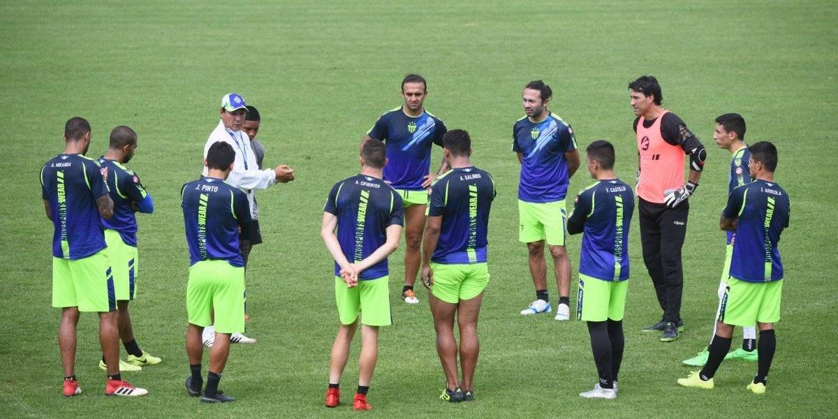 Los jugadores coloniales en un entreno