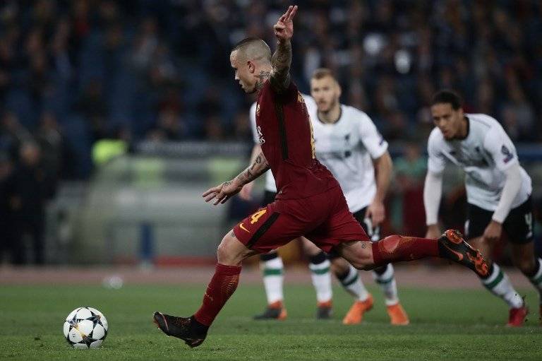 Radja Nainggolan ejecuta el penal