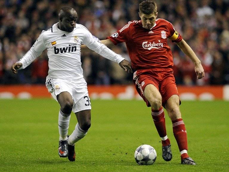 El francés Lass Diarra y Steven Gerrard