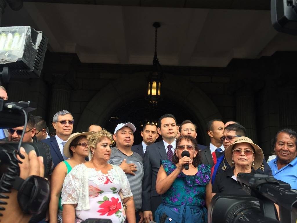 presidente Jimmy Morales recibe a vendedores de La Terminal