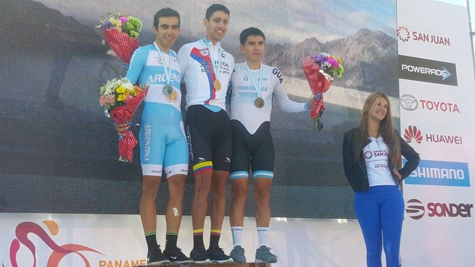 Rodas junto al colombiano y al argentino.