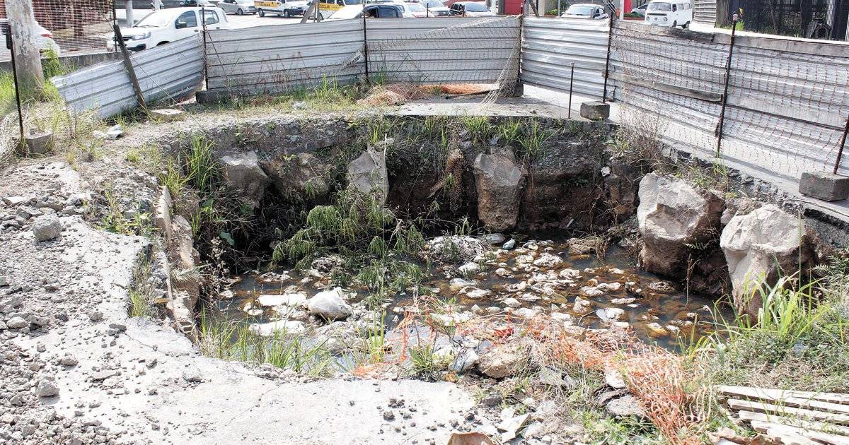 Escavação na região da praça tem água parada e lixo