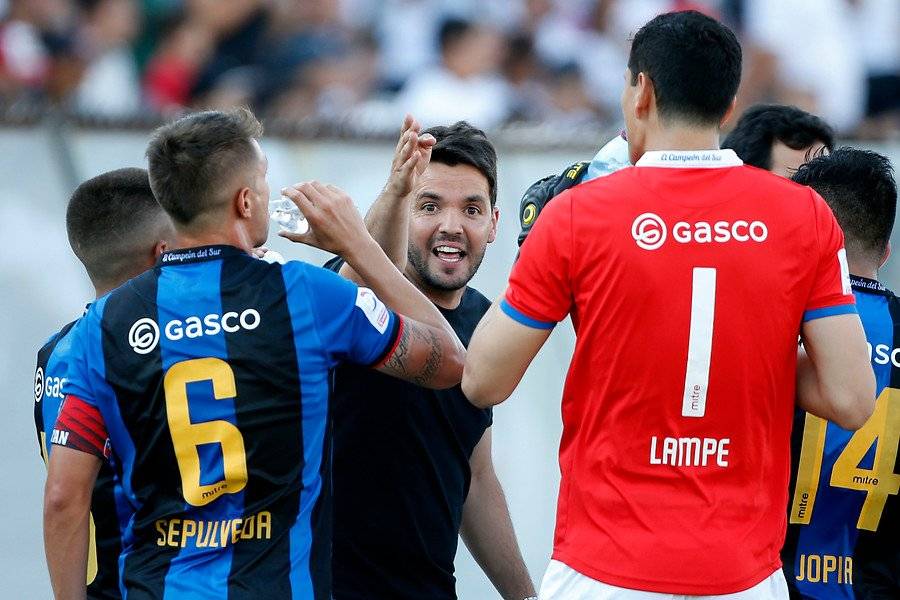 Larcamón mantiene una relación cercana con sus jugadores / Foto: Photosport