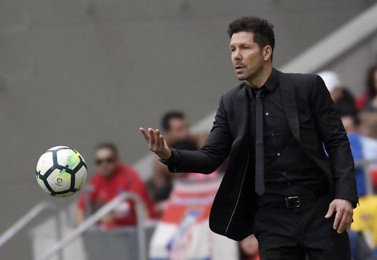 Diego Simeone pasa el balón en un cotejo