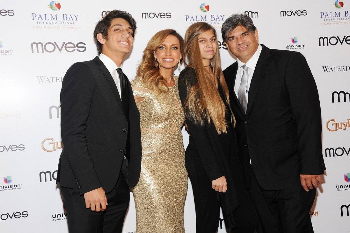 Lili Estefan y su familia